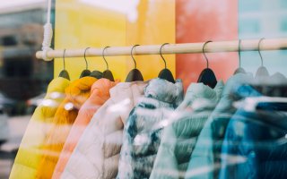 Jacken hängen auf einer Kleiderstange im Geschäft