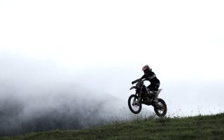 Motorrad auf Crossfahrt