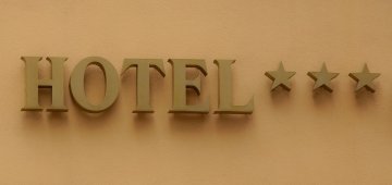 Hotelbewertungsportal muss negative Bewertung ohne Gästenachweis löschen
