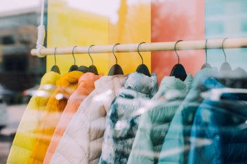 Jacken auf einer Kleiderstange im Shop